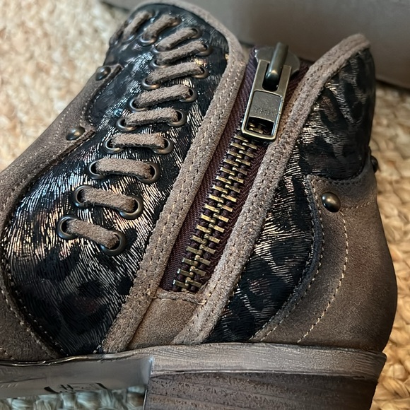 Circle G by Corral Taupe Leopard Metallic Booties, Size 7.5 NIB - Picture 4 of 9